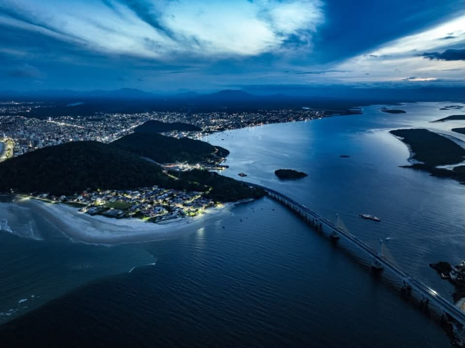 Vista aérea de Guaratuba ao entardecer