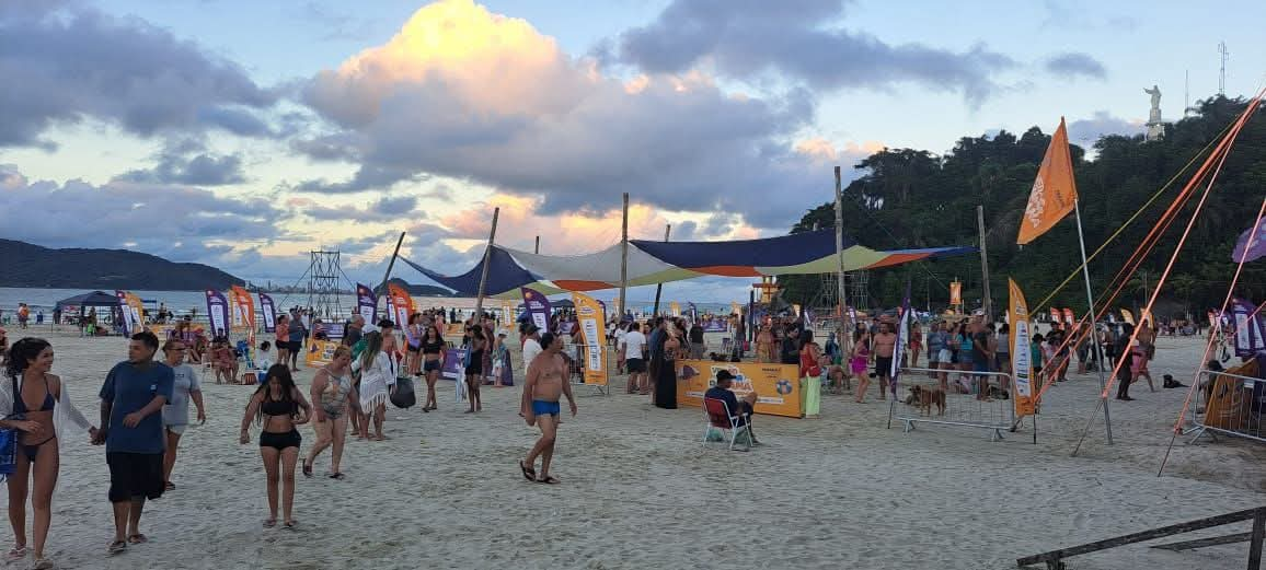 Praia de Guaratuba com evento ao pôr do sol