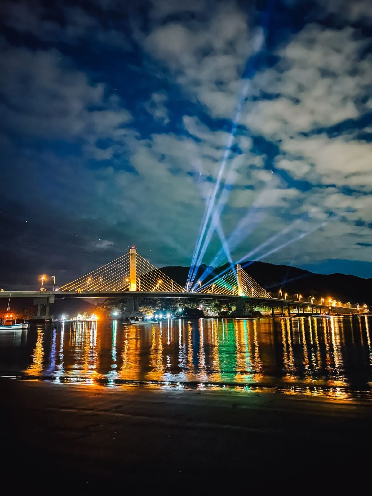 Ponte de Guaratuba iluminada à noite