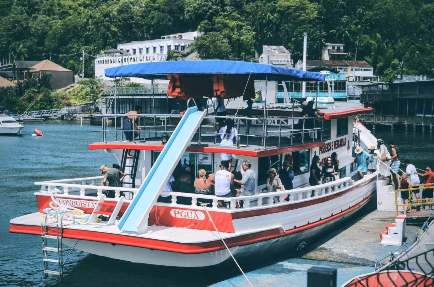 Passeio de barco turístico em Guaratuba